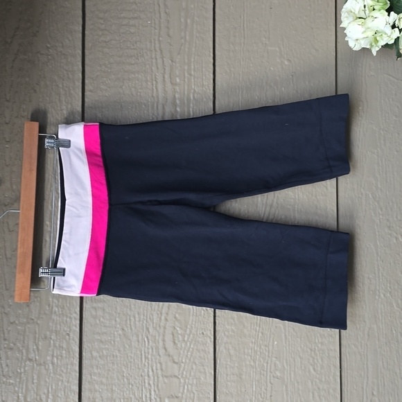 Lululemon Rare Reversible Black White Pink Groove Crop Capri Pants Mid Rise  8 - Picture 4 of 8